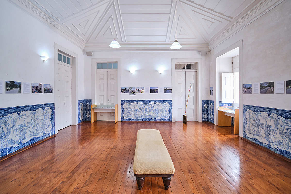 Vista da exposição CAMINHO na Biblioteca Municipal
